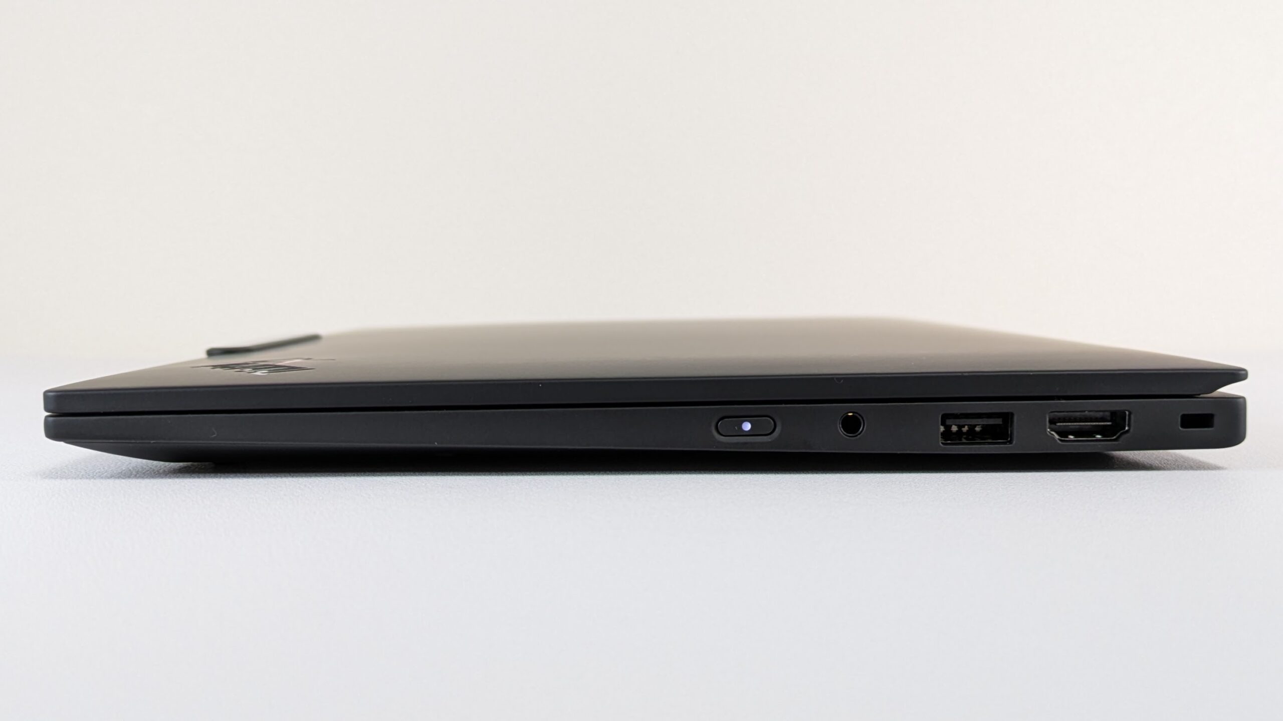 ThinkPad X1 Carbon Gen 13 Aura Edition 右側面